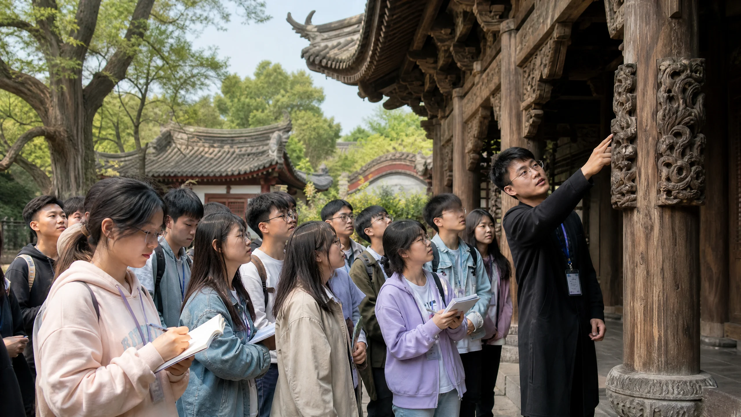 学员在古建筑群中进﻿行实地研学考察