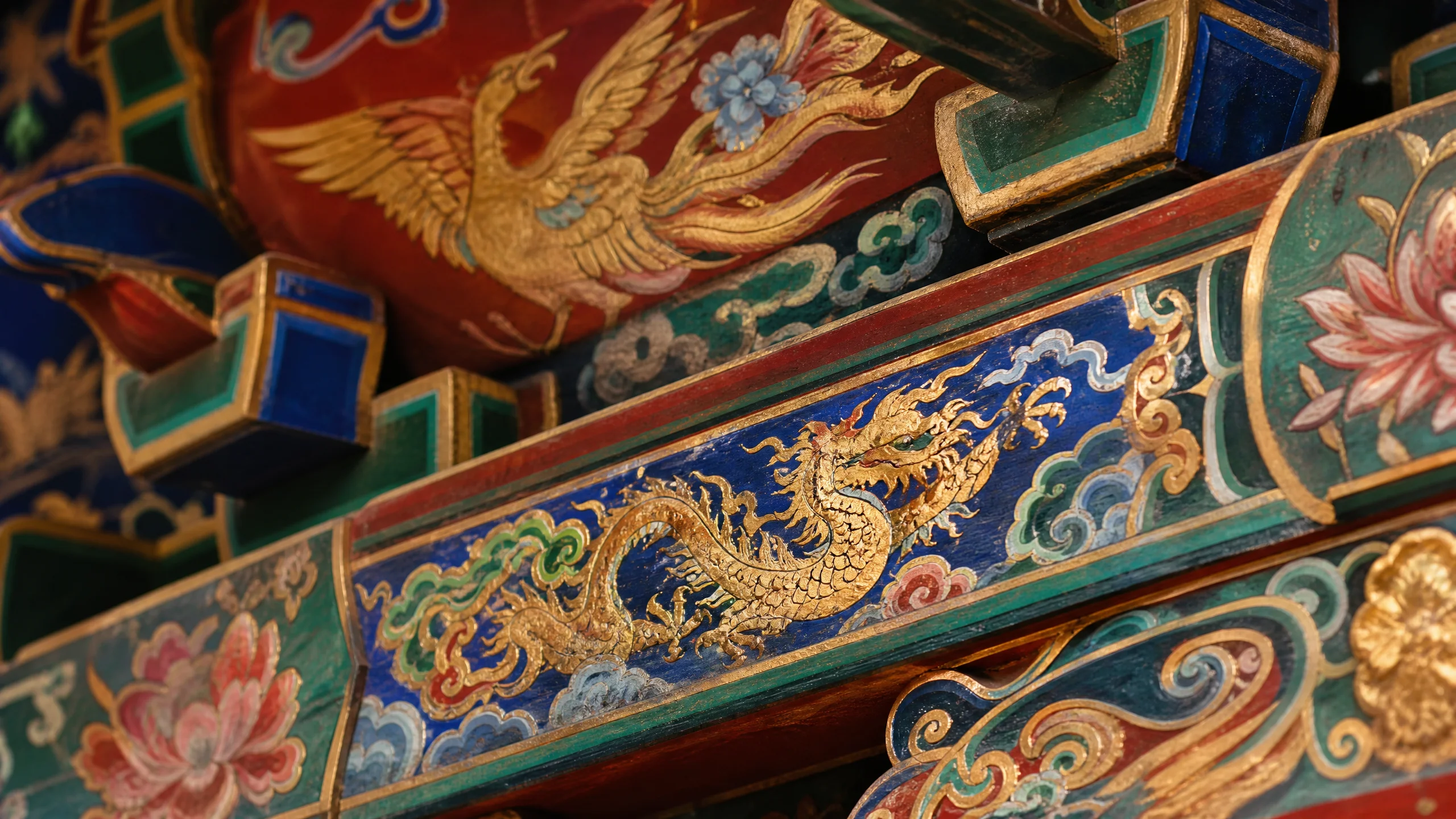 皇家建筑彩‌画细节，龙凤纹样与沥粉贴金工艺
